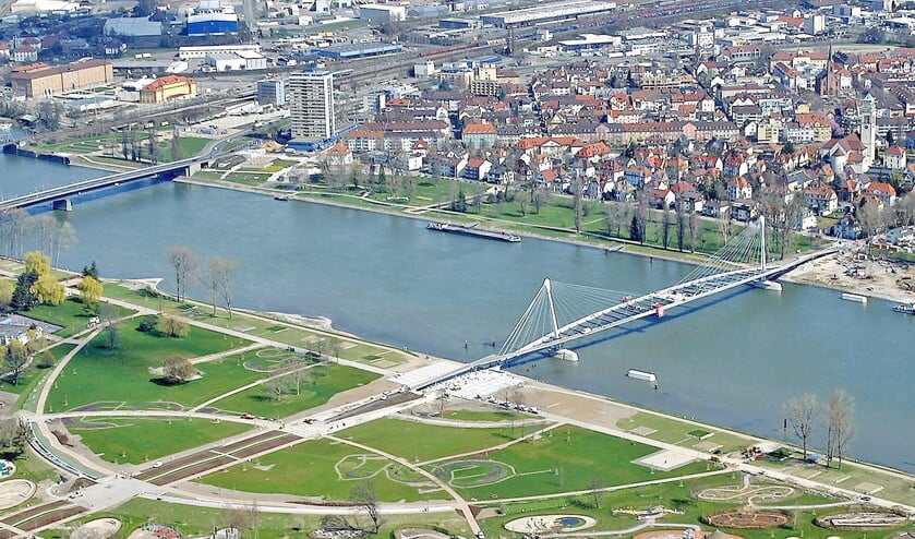 De Rijn tussen het Franse Straatsburg en het Duitse stadje Kehl. De ‘binationale’ tuin aan beide kanten van de grens symboliseert de vrede tussen Duitsland en Frankrijk. (ap / Peter Heck)