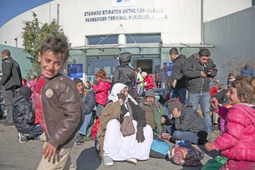 Vluchtelingen in de haven Piraeus, Griekenland. Europa geeft de Grieken humanitaire noodhulp voor de opvang van ontheemden. (ap / Yorgos Karahalis)