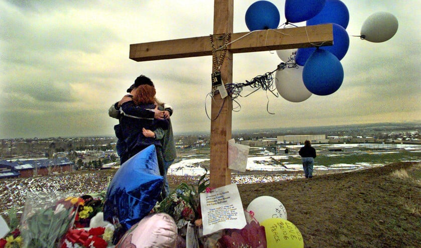 Birgit Pfeifer maakte studie van de achtergronden van zeven schoolshooters uit Amerika, Duitsland en Finland. Op de foto zoeken studenten van de Columbine High School troost bij elkaar nadat op 20 april 1999 Eric Harris en Dylan Klebold twaalf medeleerlingen en een leraar hebben doodgeschoten. (ap / Bebeto Matthews)
