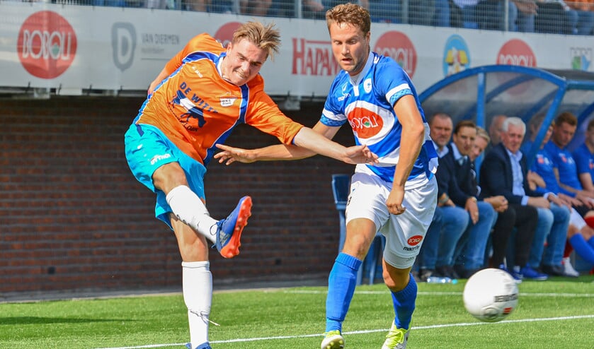 Mike Vreekamp van Spakenburg (r) in duel met Jan Dommerholt van ONS Sneek. Ondanks een reeks kansen kwam Spakenburg in eigen huis niet verder dan een gelijkspel. (orange pictures / Arnold Verkade)