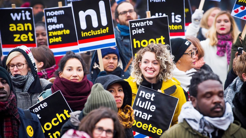 Burgemeester Marga Waanders kijkt tevreden terug op de demonstratie van de tegenstanders van Zwarte Piet, zaterdag op een plein in het centrum van Dokkum. ‘Alles is bijzonder goed verlopen (anp)