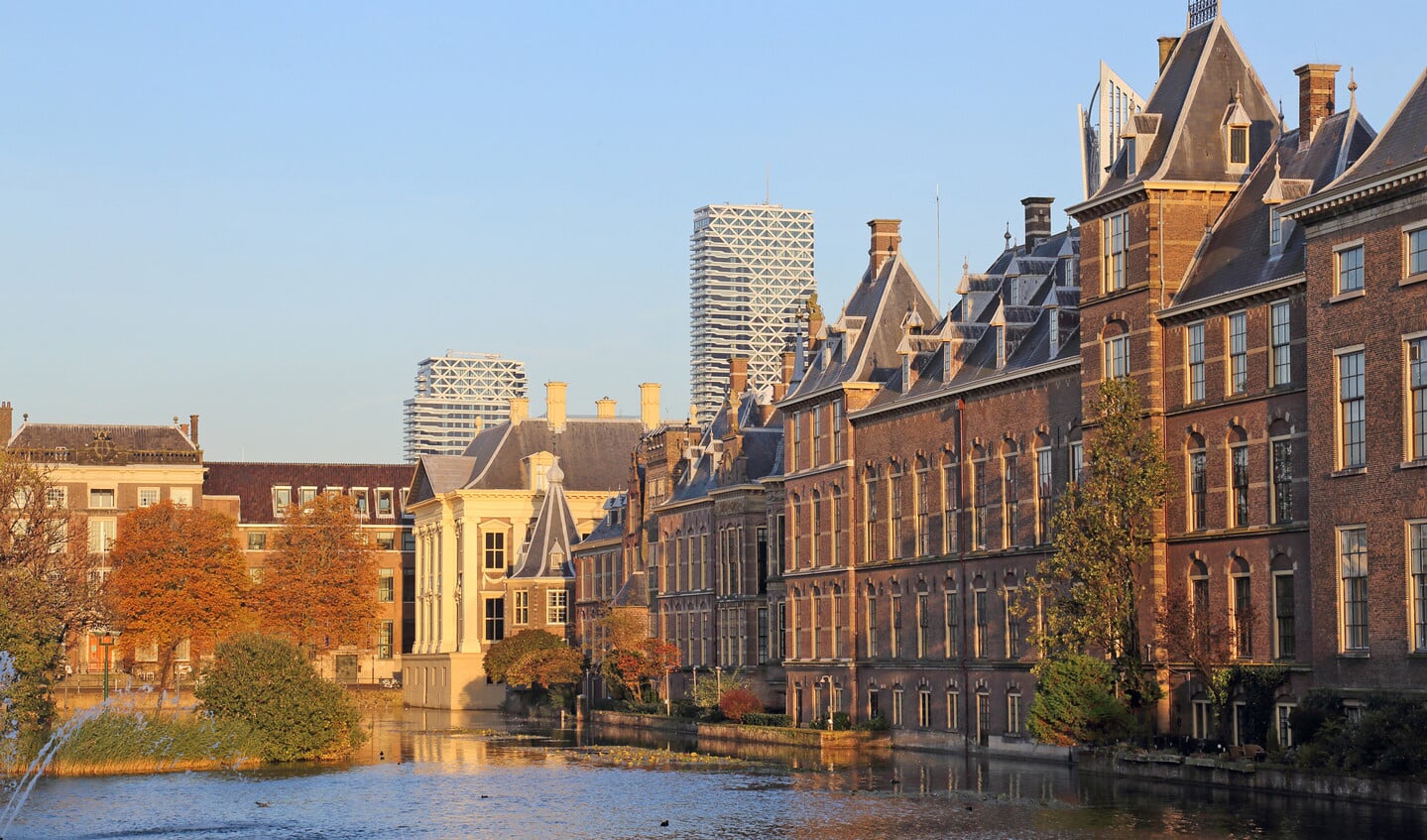 De Hofvijver met het torentje van de minister-president. Steeds minder mensen geloven in het democratische systeem.