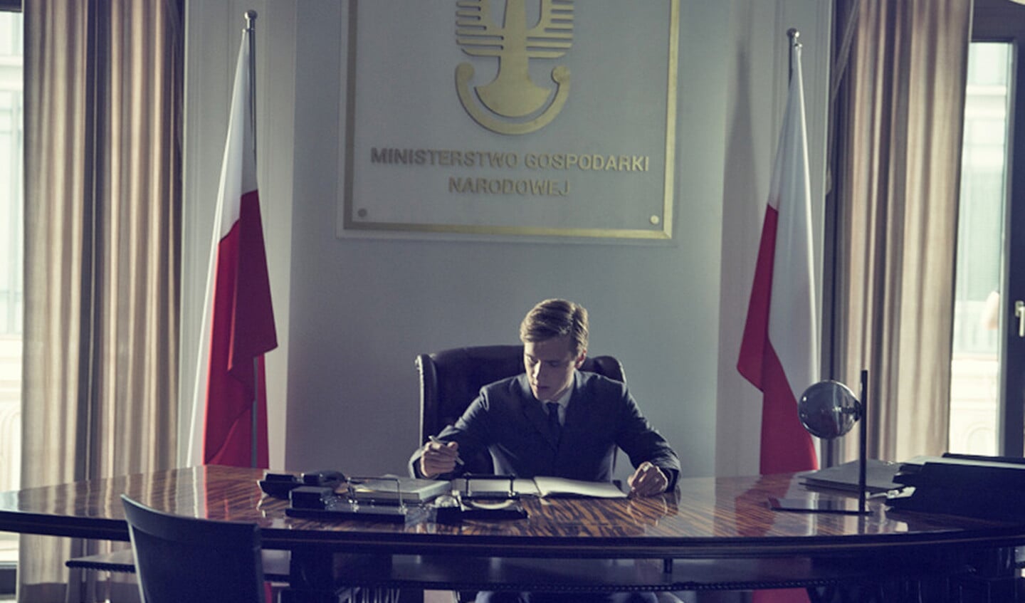 In 1983 vloeien het huidige rechtse Polen en de communistische geschiedenis samen in high-techonderdrukking.