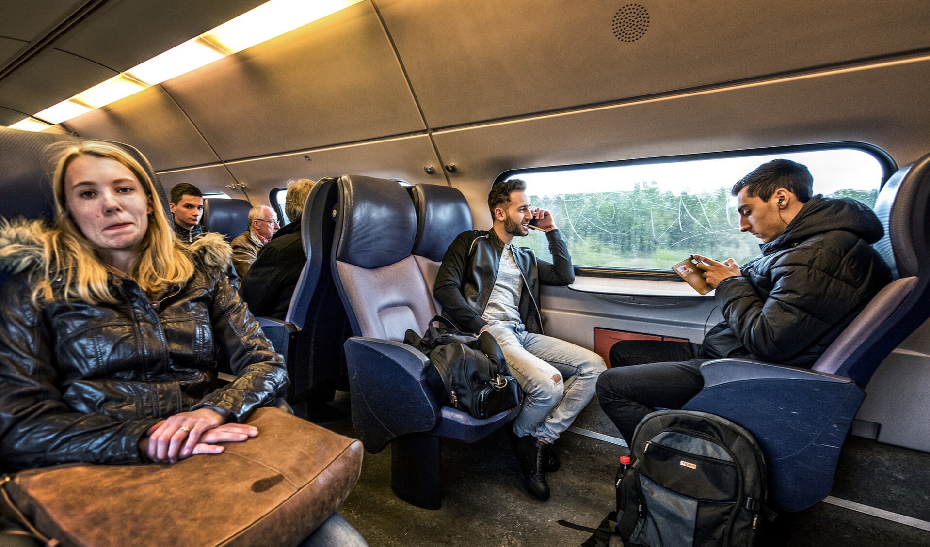 Een treinreiziger is aan het bellen in een stiltecoupé tussen Den Bosch en Eindhoven.