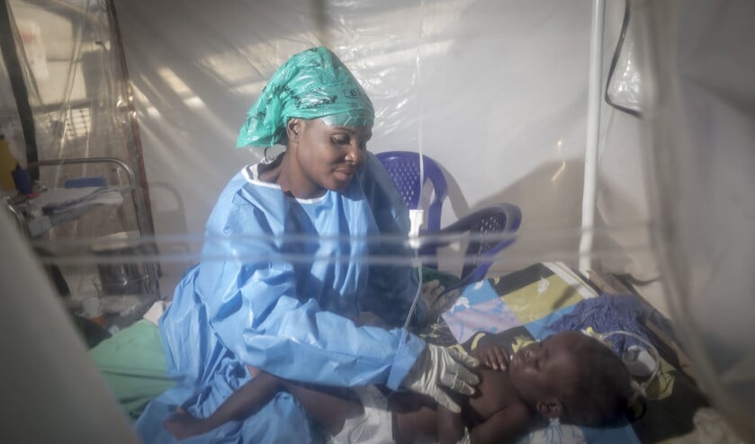 Neema, zelf nog maar 19, verzorgt in Beni (Oost-Congo) de zieke Dieugrand. Zij heeft het ebola-virus overleefd en is nu immuun voor de ziekte. (vk / Sven Torfinn)