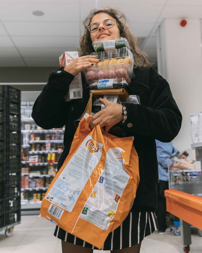 Een klant heeft ingeslagen bij de Albert Heijn in Lokeren. (Rebecca Fertinel)