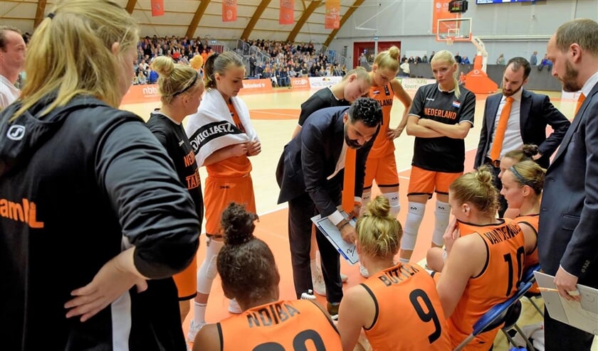 Hakim Salem geeft aanwijzingen aan het team. (nederlandse basketball bond / Ruud Fokke en Chatilla van Gruinsven)