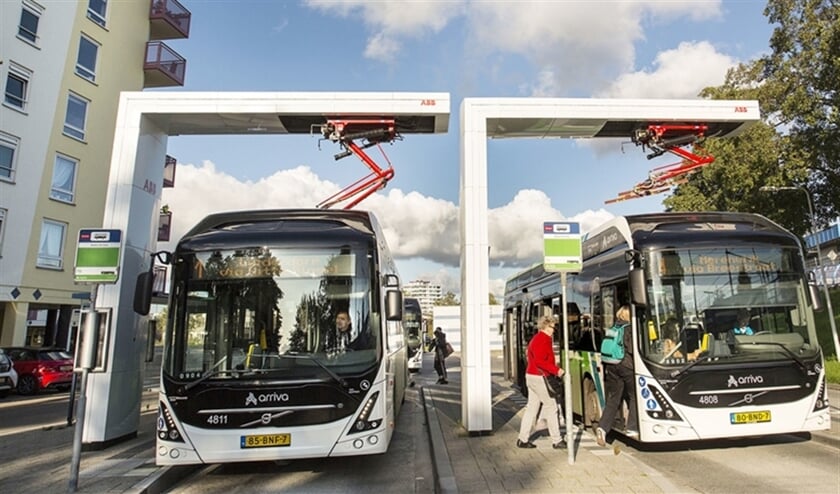 Bussen van Arriva laden op bij station Leiden De Vink via een zogenaamde pantograaf. In andere gemeenten steken chauffeurs een stekker in hun bus bij een laadpaal, zoals bij elektrische auto’s. (Arie Kievit)