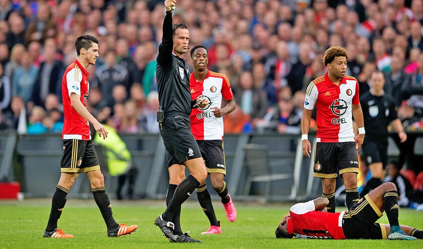 Scheidsrechter Bas Nijhuis geeft een gele kaart aan Ajax-speler Davy Klaassen. Nijhuis staat bekend om het feit dat hij problemen op het veld het liefst oplost met een dolletje. (anp / Olaf Kraak)