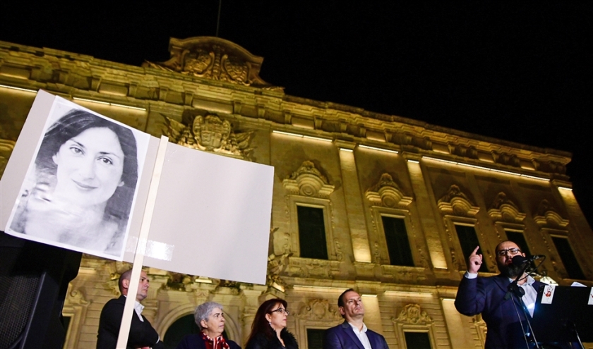Blogger Manuel Delia spreekt demonstranten toe op 26 november, de dag dat op Malta twee ministers en de stafchef van premier Joseph Muscat hun ambt neerlegden vanwege de moord op de onderzoeksjournalist Caruana Galizia. (afp)