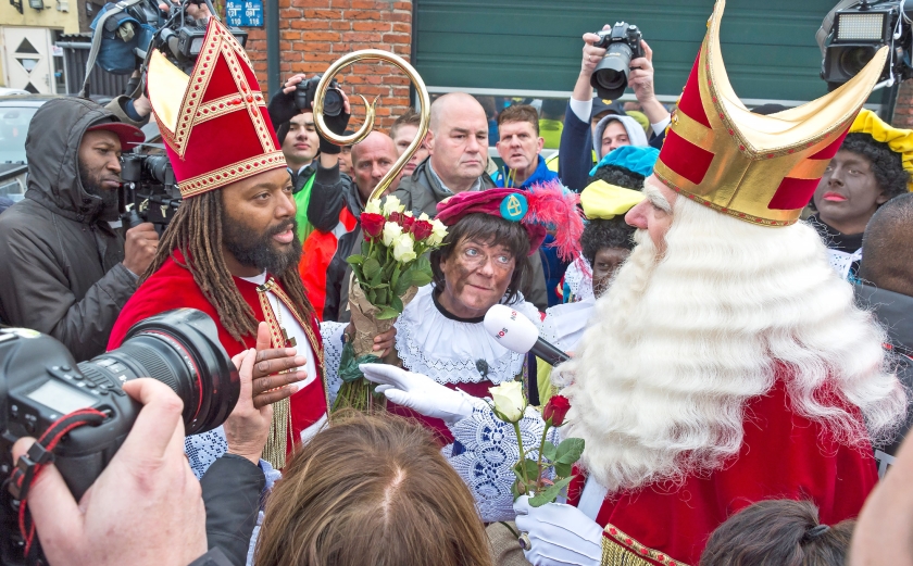 De ‘nieuwe zwarte Sinterklaas’ ontmoet de echte net na de intocht van de laatste in Maassluis. De zwarte sint mocht aanvankelijk Maassluis niet in (anp / Lex van Lieshout)