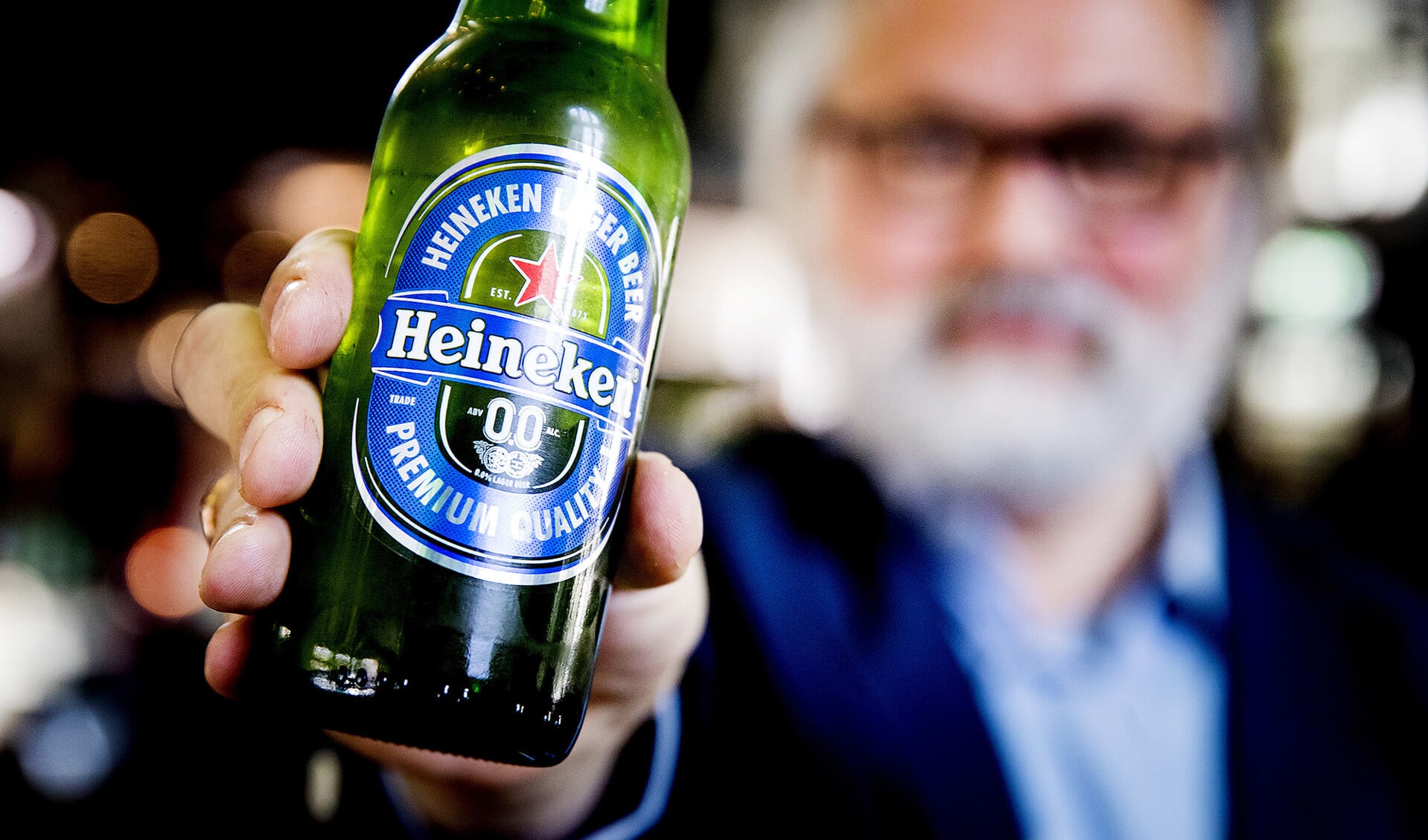 Een flesje bij de lancering van Heineken 0.0, het eerste eigen alcoholvrije bier van de brouwerij. Nederland heeft de primeur, daarna volgt een wereldwijde uitrol.