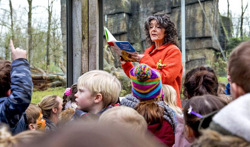 Presentatrice Diewertje Blok leest voor in Burgers’ Zoo tijdens de Voorleesdagen in 2018. (anp / Remko de Waal en nd)