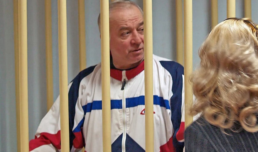 Sergej Skripal spreekt vanuit een kooi met zijn advocaat, tijdens een hoorzitting in 2006 in het militaire gerechtshof van Moskou. Het hof veroordeelde hem tot dertien jaar gevangenisstraf op beschuldiging van spionage voor het Verenigd Koninkrijk.  (epa / Yuri Senatorov)