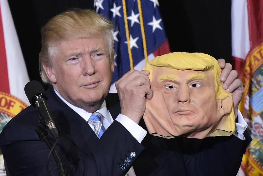 Donald Trump met een masker van zichzelf tijdens een betoging op 7 november 2016, een dag voor de presidentsverkiezingen. (afp / Mandel Ngan)