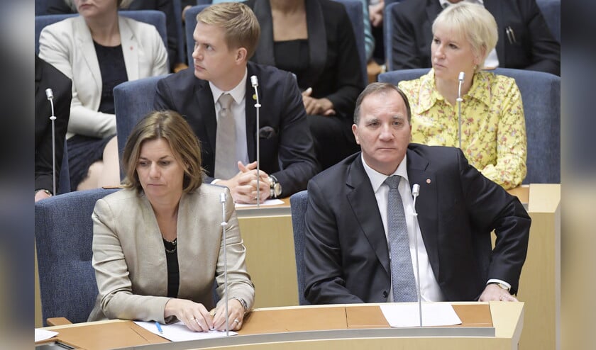 De Zweedse premier Stefan Löfven (r.) heeft dinsdag een motie van wantrouwen in de Riksdagen, het Zweedse parlement in Stockholm, niet overleefd. Van de 349 parlementsleden stemden 204 tegen hem. (ap / Anders Wiklund)