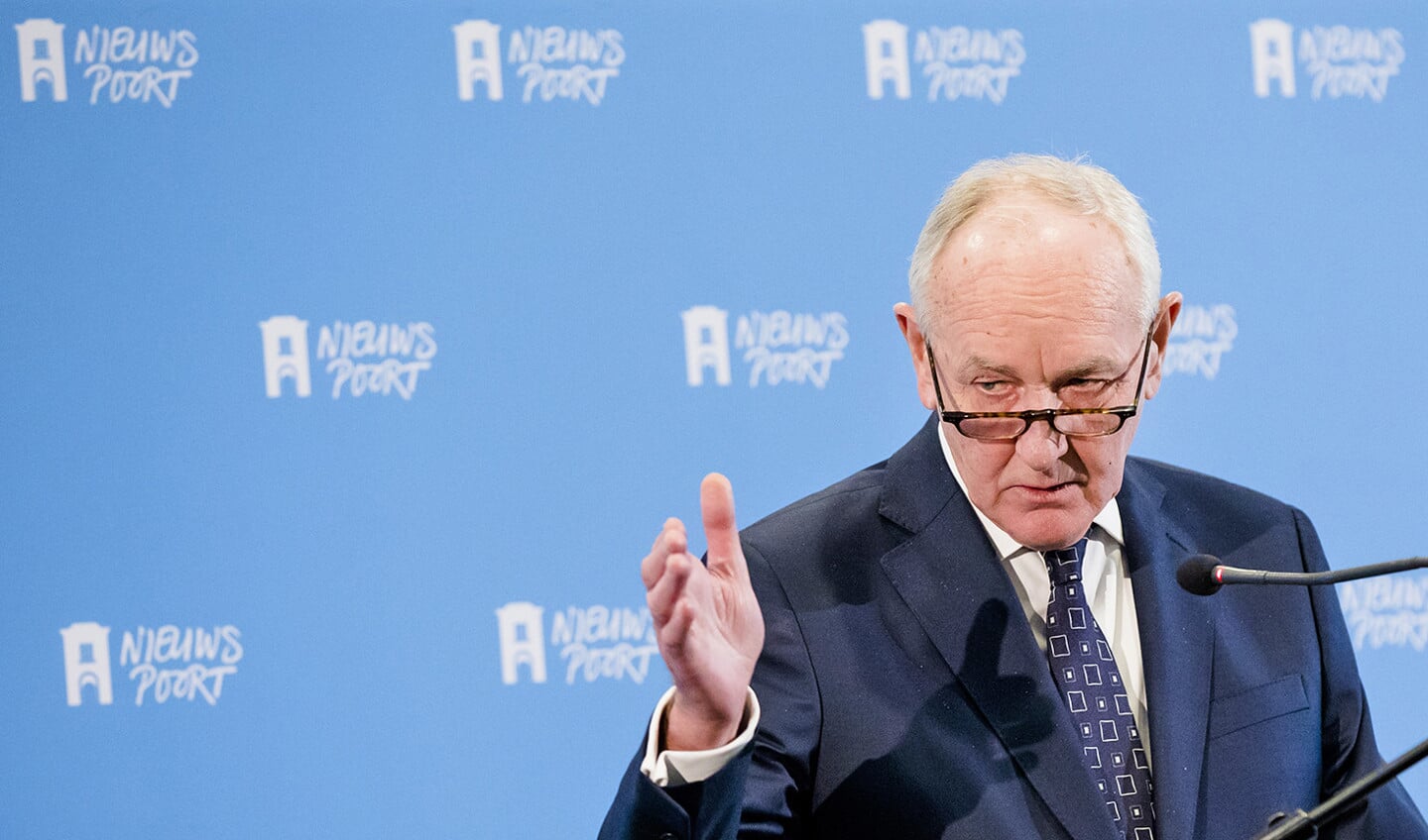 Johan Remkes, voorzitter van de Staatscommissie Parlementair Stelsel, tijdens de presentatie van het rapport ‘Lage drempels, hoge dijken’.