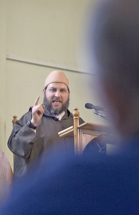 Archieffoto van Fawaz Jneid tijdens het middaggebed in de As-Soennah-moskee in Den Haag, waar hij inmiddels is ontslagen.  (anp / Evert-Jan Daniels)
