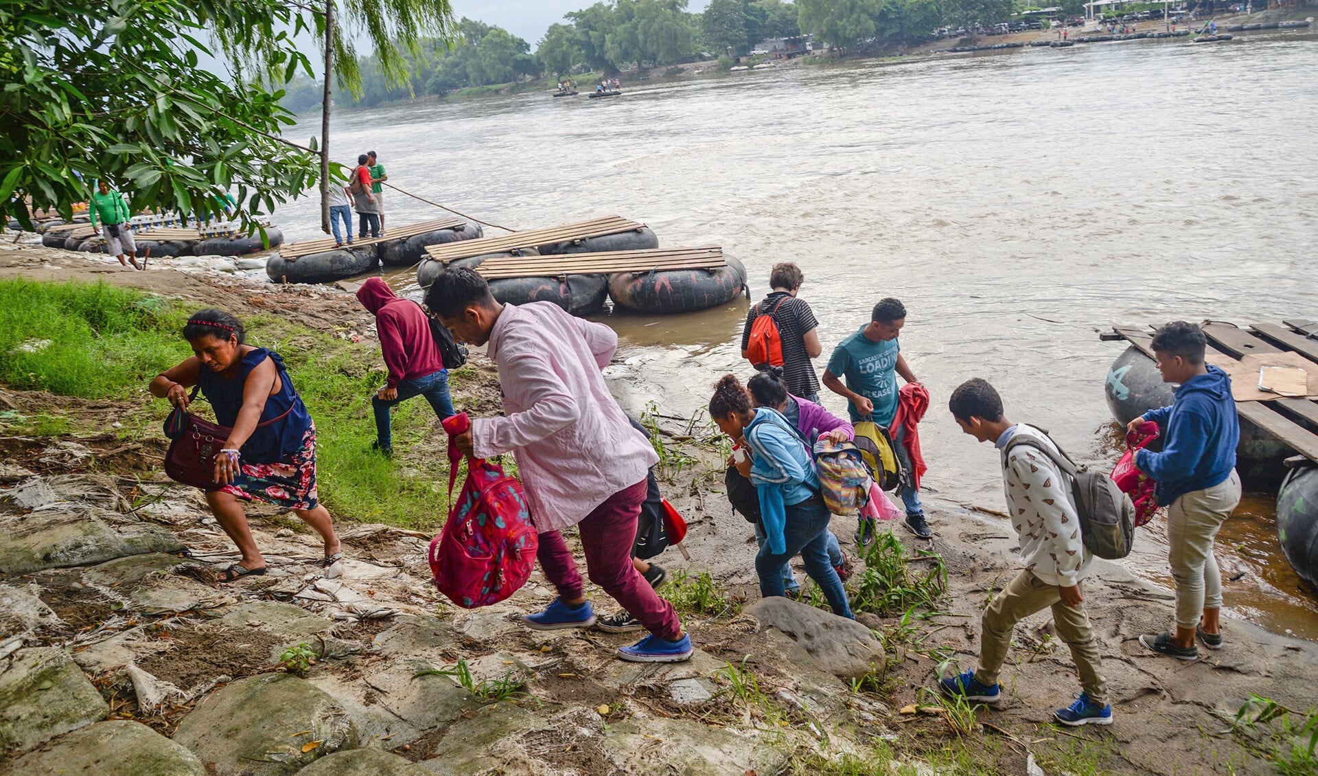 Migranten uit zuidelijker gelegen Latijns-Amerikaanse landen steken de Suchiate-rivier over, de grens tussen Guatemala and Mexico. De Mexicaanse overheid sluit de grens nu onder Amerikaanse druk.