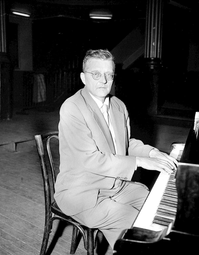Dmitri Sjostakovitsj werd van een briljant componist plots een vijand van de Sovjet-Unie. Later werd hij weer op een voetstuk geplaatst, die nooit wist of zijn volgende muziekstuk de machthebbers wel zou plezieren. (ap)