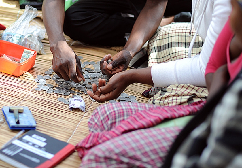 Arme Zimbabwanen, zoals hier in Maxixe, maken weinig kans om een bankrekening te kunnen openen. Met wat hulp kunnen ze in hun eigen dorp een ‘spaargroep’ opzetten om te kunnen sparen en (uit)lenen. (ap / Britta Pedersen)