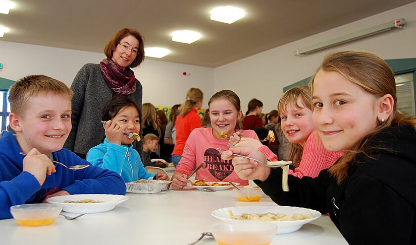 In omringende landen is een warme lunch op school al heel gebruikelijk. Hier in Zwickau, Duitsland. (ap / Claudia Drescher)