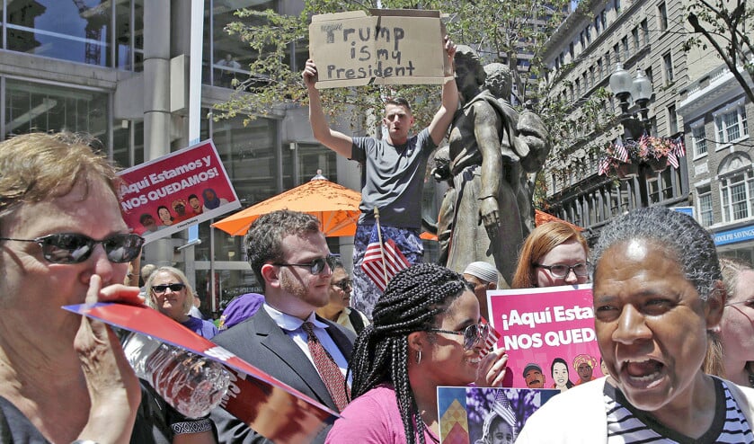 Nadat de Ier John Cunningham was teruggestuurd naar Ierland, werd in Boston gedemonstreerd tegen het immigratiebeleid van de regering-Trump. (ap / Charles Krupa)