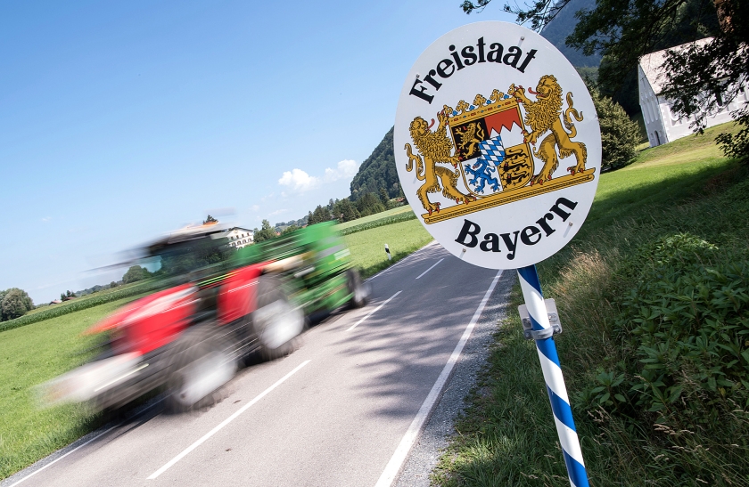 Een bord met de tekst ‘Freistaat Bayern’ bij de Oostenrijks-Duitse grens. In het Beierse stadje Bamberg is sinds de komst van de vluchtelingen méér veranderd dan alleen het straatbeeld. (ap / Sven Hoppe)