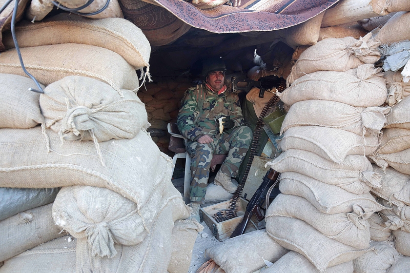 Een Koerdische strijder rust even uit tijdens een operatie om de Iraakse stad Sinjar teug te veroveren op ISIS. (ap / Bram Janssen)
