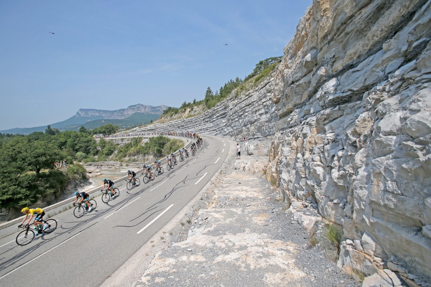 Archieffoto van het Tourpeloton dat de Mont Ventoux beklimt op 14 juli 2013. Ook dit jaar staat de kale berg op het programma voor de renners, opnieuw op de nationale Franse feestdag. (ap / Christophe Ena)
