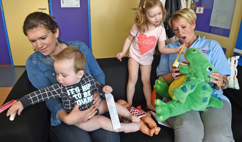 Roos (3) leert met behulp van een knuffel van mondzorgcoach Kiki van Winkel hoe zij haar tanden moet poetsen. (Marcel van den Bergh)