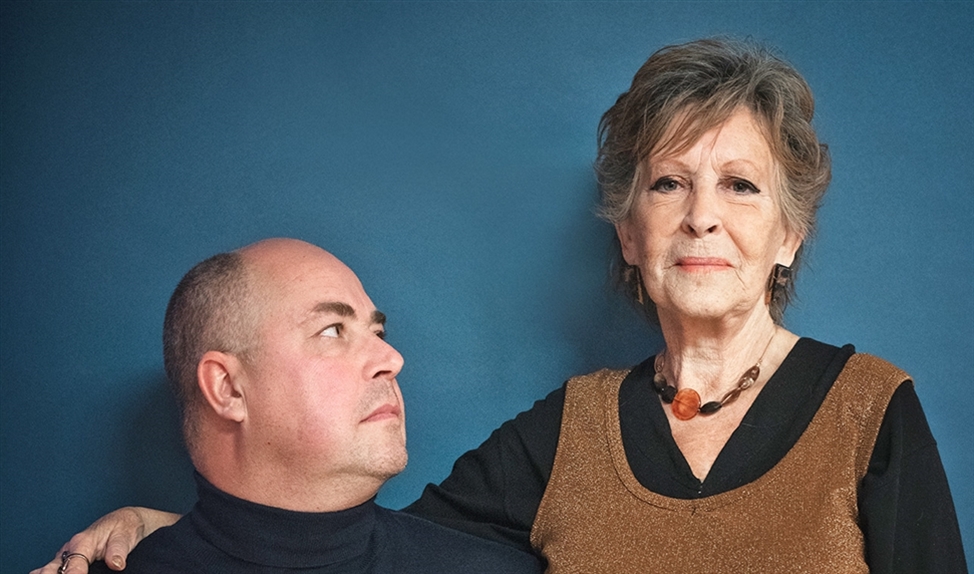 Anneke van der Plaats met haar zoon Peter, die is opgeleid als dementiehulpverlener. (Kiki Groot)