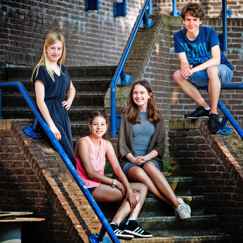 Ava (12), Arinda (13), Eva (17) en Max (14), van Wolfert Tweetalig in Rotterdam. (Freek van den Bergh)