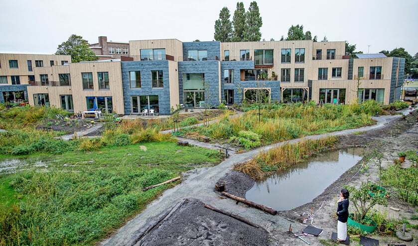 De binnentuin, nog in aanleg, vormt het hart van Groene Mient. De energie komt uit zon en bodemwarmte. Er zijn geen gasaansluitingen. (Freek van den Bergh)