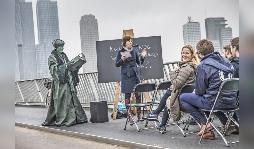 Op de Erasmusbrug in Rotterdam werd woensdag onder het toeziend oog van een levend standbeeld van Desiderius Erasmus college gegeven. De Erasmus Universiteit vroeg op deze manier aandacht voor een nieuw vermogensfonds, waarin 100 miljoen euro moet komen. (Marlena Waldthausen)