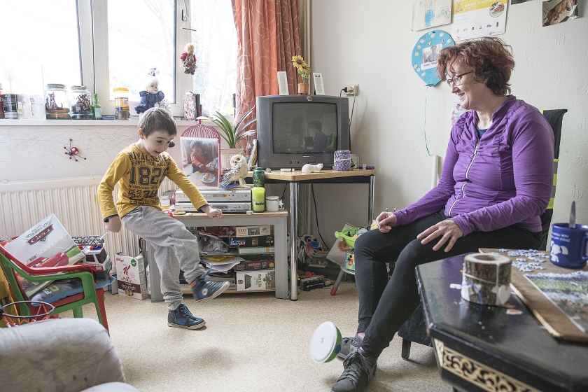 Erdan en Daniela Karinca zijn tijdelijk ondergebracht in een piepklein appartementje dat ze met een ander gezin moeten delen. (Marlena Waldthausen)