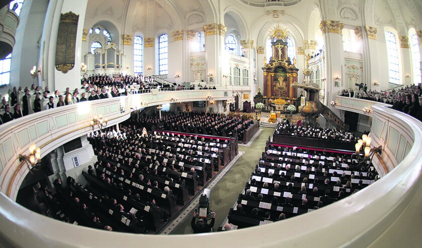 Zo’n 1800 gasten woonden maandag in de Sankt Michaelis-kerk in Hamburg de herdenkingsceremonie bij van de voormalige Duitse bondskanselier Helmut Schmidt. Onder hen de voormalig Franse president Valérie Giscard d’Estaing en de voormalige Amerikaanse minister van Buitenlandse Zaken Henry Kissinger. < (ap / Christian Charisius)