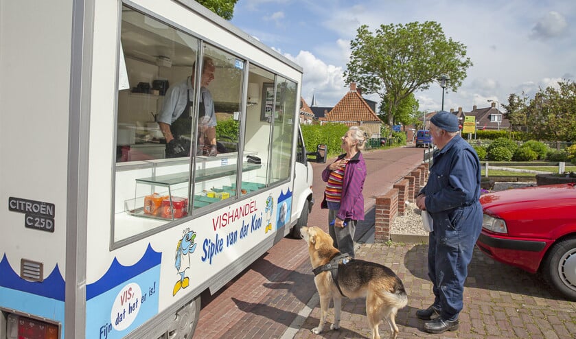 De visboer stopt op de Seewei voor een paar klanten. Er is geen supermarkt in Moddergat. ‘Als je hier wilt wonen, heb je een auto nodig.’ (Harry Cock)