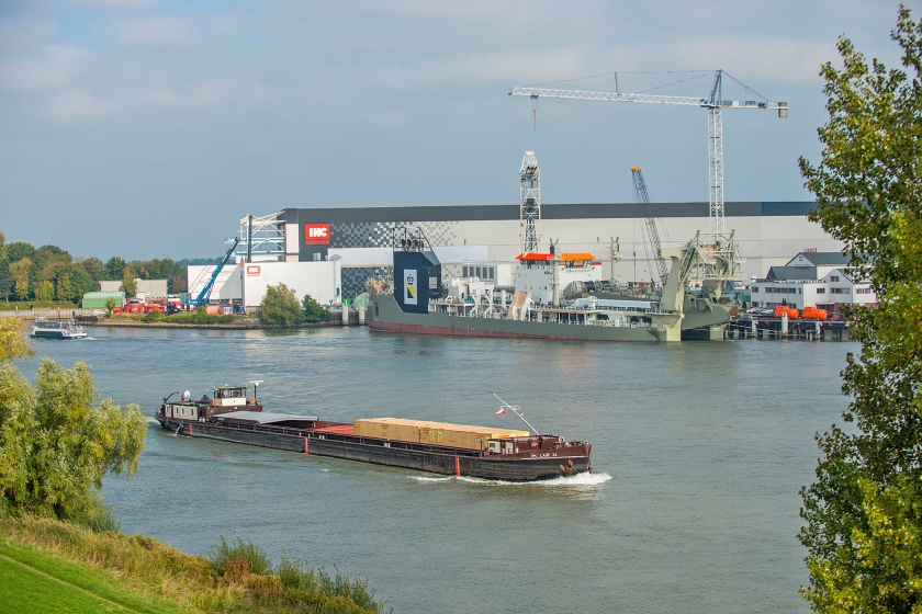 Bij Koninklijke IHC speelt de kwestie van het vervuilde straalgrit in oktober op twee werven: die in Krimpen aan den IJssel en Kinderdijk (foto).  (Cees van der Wal)