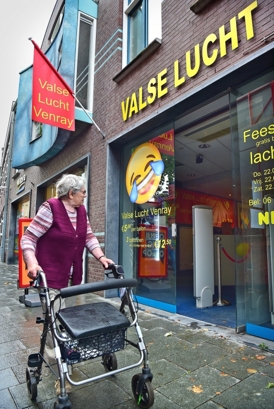Naar de lachgaswinkel in Venray wordt vooral nog veel gekeken. (Marcel van den Bergh)