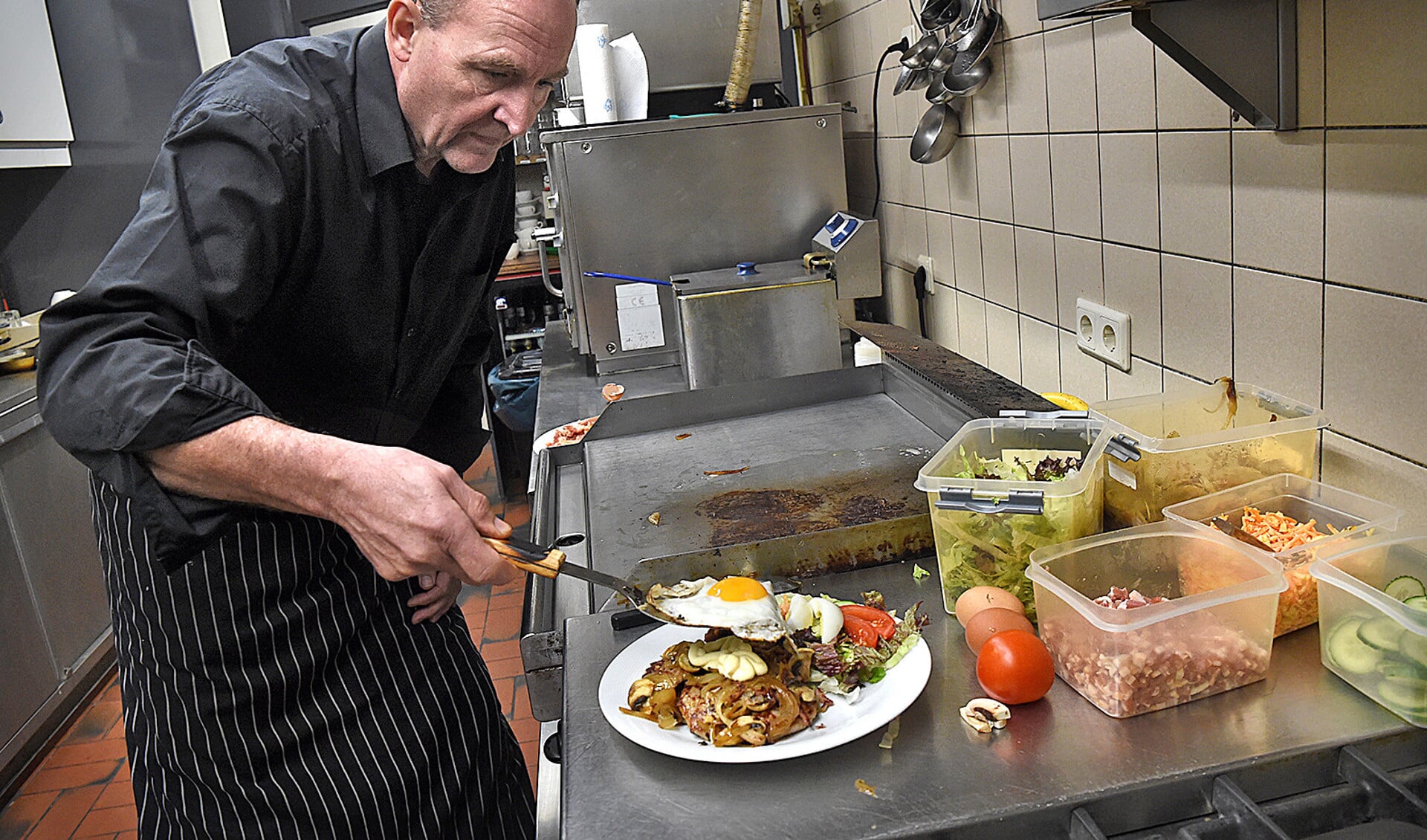 Snackbarhouder Peter Klumpkens bereidt een koolhydraatarme lunch.