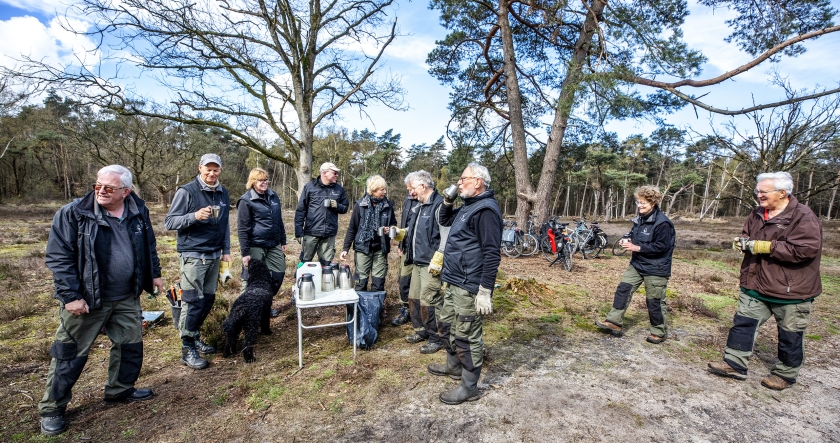 Koffiepauze voor de vrijwilligers van Goois Natuurreservaat op de Hoorneboegse Heide. (Raymond Rutting)