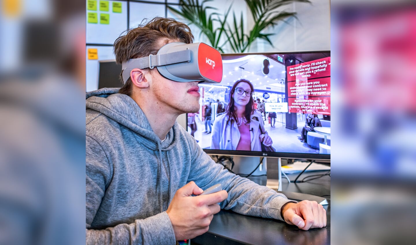 Een werknemer met een VR-bril.