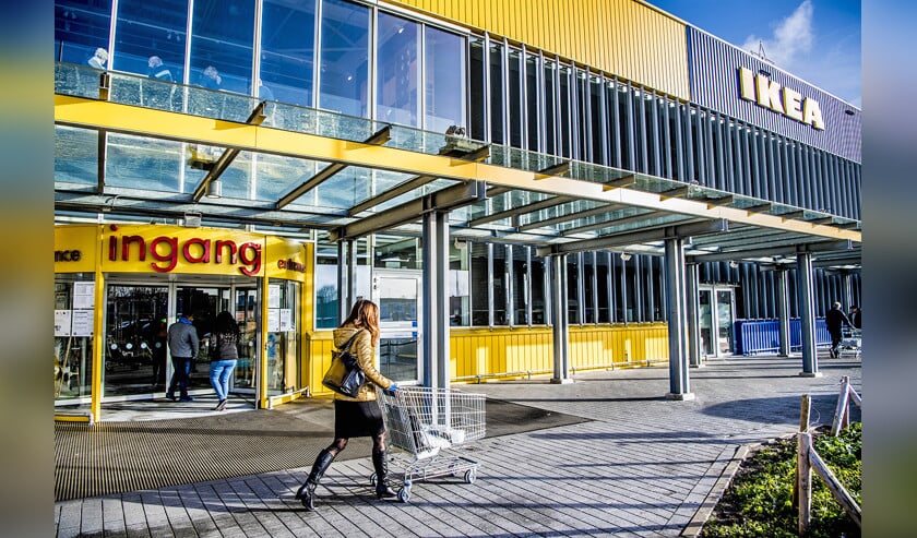 De winst van Ikea staat onder druk en het aantal bezoekers aan de bekende blauwe winkelhallen neemt af. (anp / Robin Utrecht)
