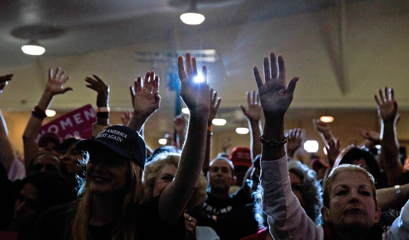 Trump-aanhangers op een verkiezingsbijeenkomst in Florida. Mensen zijn er niet altijd goed in om te onderscheiden wie een goede leider is. (ap / Evan Vucci)
