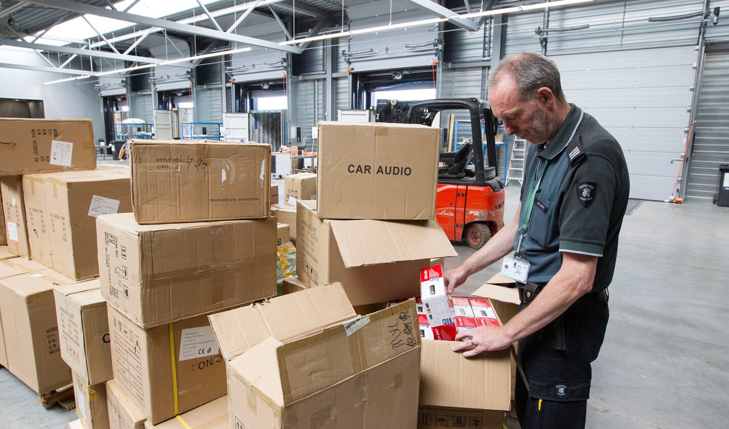 De douane in de Rotterdamse haven kreeg recent meer ruimte om goederen uit containers te onderzoeken.