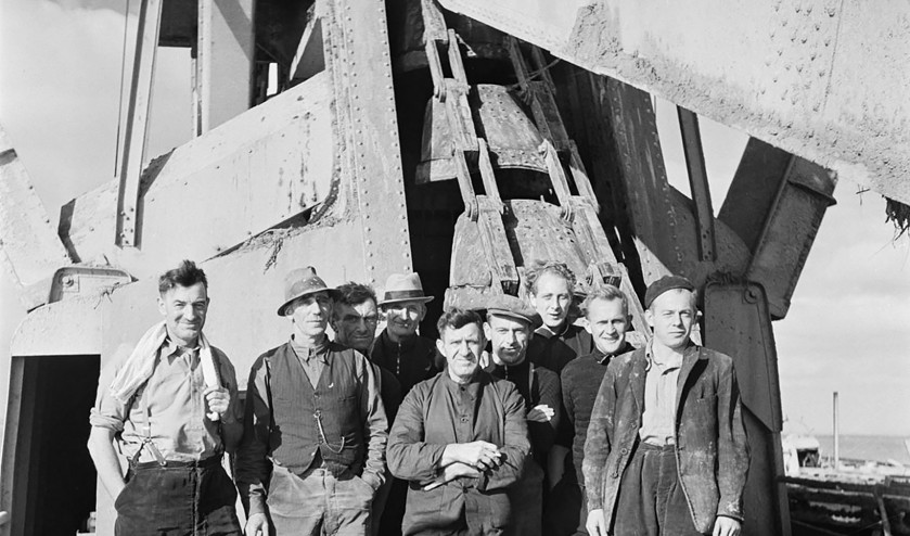 Baggeraars op een emmerbaggermolen in de haven Rosslare (Ierland). (nationaal archief / Willem van de Poll)