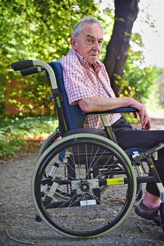 Schrijver en weerfanaat Jan Buisman (95). (Marcel van den Bergh)