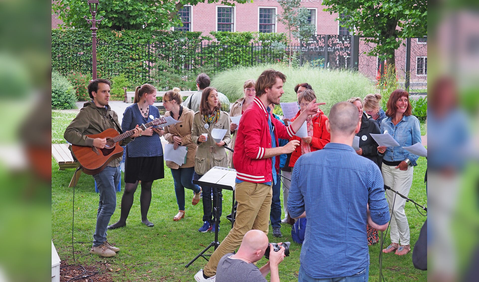 Dirigent Maarten Bos maant de mannen met iets meer pit te zingen: ‘Dan gaat het viral.’