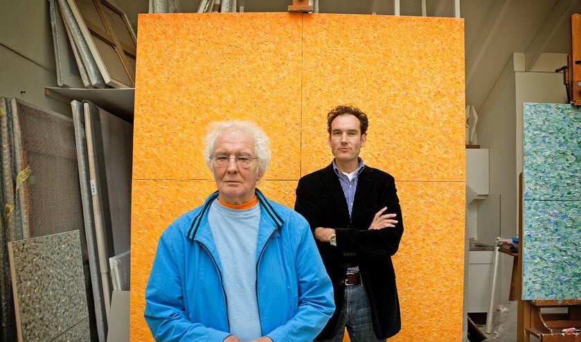 Jan Wolkers met op de achtergrond Onno Blom. De biograaf roept in zijn boek te veel het beeld op dat hij door bril van de schrijver heeft leren zien. (Tessa Posthuma de Boer)